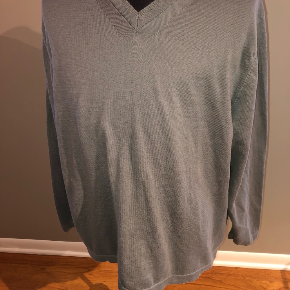Like new Alfani beautiful gray vneck - Picture 4 of 7